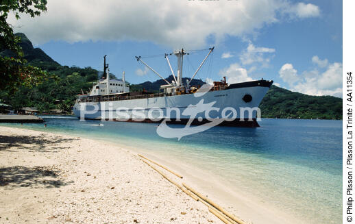 Cargo ship in Tahiti. - © Philip Plisson / Plisson La Trinité / AA11354 - Photo Galleries - Tahiti