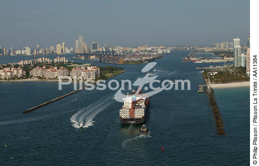 Container ships In Miami. - © Philip Plisson / Plisson La Trinité / AA11384 - Photo Galleries - Sky-scraper