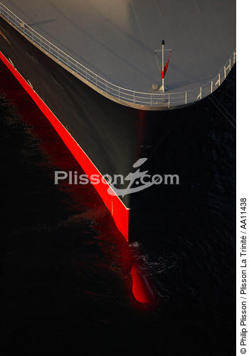 Le bulbe du Queen Mary 2. - © Philip Plisson / Plisson La Trinité / AA11438 - Nos reportages photos - Queen Mary II [le]