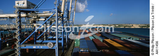 Containers on the port of Malta. - © Philip Plisson / Plisson La Trinité / AA11456 - Photo Galleries - Town