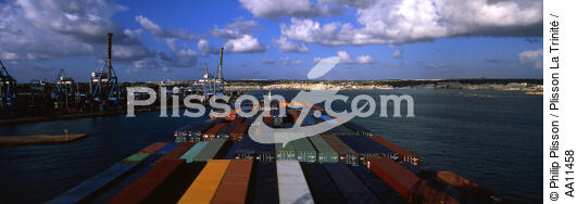 Porte-conteneurs à Malte. - © Philip Plisson / Plisson La Trinité / AA11458 - Nos reportages photos - Le CMA CGM Marco Polo