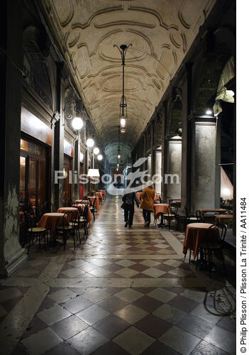 Promenade dans les rues de Venise. - © Philip Plisson / Plisson La Trinité / AA11484 - Nos reportages photos - Restaurant