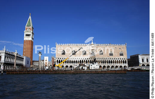 The Doge's Place and the bell-tower on the Place Saint Marc in Venice. - © Philip Plisson / Plisson La Trinité / AA11489 - Photo Galleries - Blue sky
