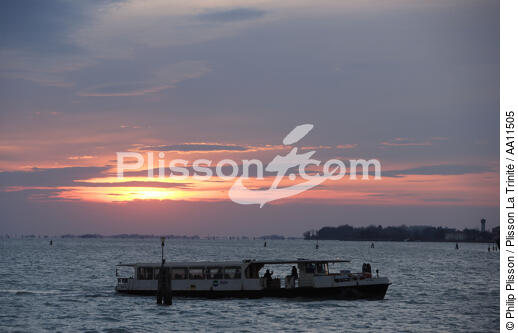 Sunset on Venice. - © Philip Plisson / Plisson La Trinité / AA11505 - Photo Galleries - Venice like never seen before