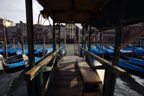 Gondolas in Venice. © Philip Plisson / Plisson La Trinité / AA11549 - Photo Galleries - Ponton