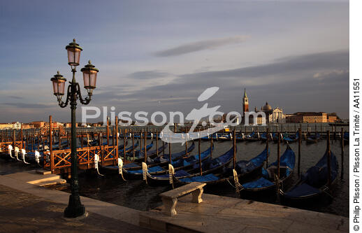 Gondolas in Venice. - © Philip Plisson / Plisson La Trinité / AA11551 - Photo Galleries - Gondola