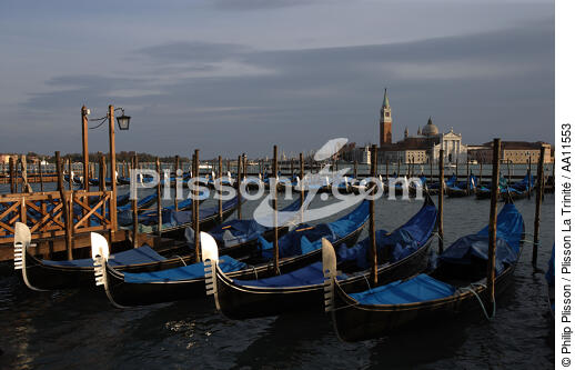 Gondoles à Venise. - © Philip Plisson / Plisson La Trinité / AA11553 - Nos reportages photos - Gondole