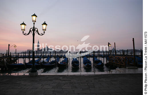Gondolas in Venice. - © Philip Plisson / Plisson La Trinité / AA11573 - Photo Galleries - Gondola