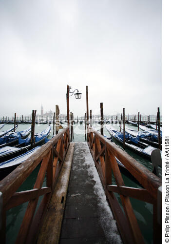 Gondolas under snow. - © Philip Plisson / Plisson La Trinité / AA11581 - Photo Galleries - Venice like never seen before