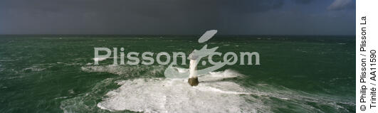 Herpin opposite the point of Grouin. - © Philip Plisson / Plisson La Trinité / AA11590 - Photo Galleries - Stormy sky