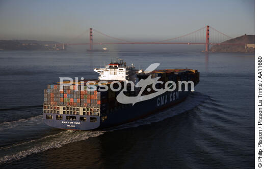 Porte-conteneurs dans la baie de San-Francisco. - © Philip Plisson / Plisson La Trinité / AA11660 - Nos reportages photos - Ciel