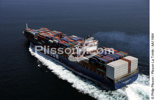 Container ships in the Rail of Ouessant. - © Philip Plisson / Plisson La Trinité / AA11664 - Photo Galleries - Wake