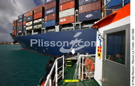 Porte-conteneurs à Malte. - © Philip Plisson / Plisson La Trinité / AA11666 - Nos reportages photos - Les couleurs de Malte