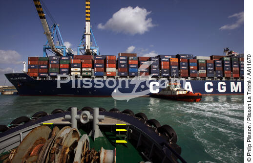 Porte-conteneurs à Malte. - © Philip Plisson / Plisson La Trinité / AA11670 - Nos reportages photos - Le CMA CGM Marco Polo