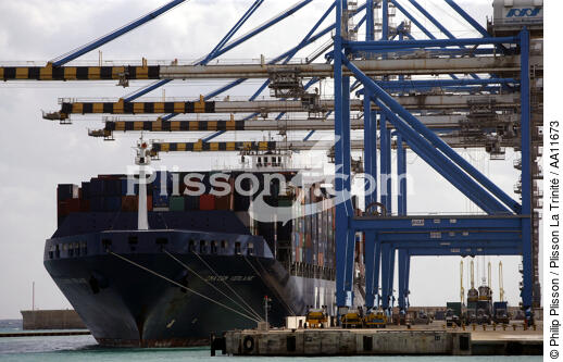 Container ships In Malta. - © Philip Plisson / Plisson La Trinité / AA11673 - Photo Galleries - Colours of Malta
