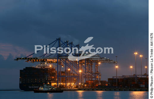 Container ships In Malta. - © Philip Plisson / Plisson La Trinité / AA11676 - Photo Galleries - Colours of Malta