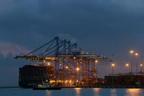 Container ships In Malta. © Philip Plisson / Plisson La Trinité / AA11676 - Photo Galleries - Colours of Malta