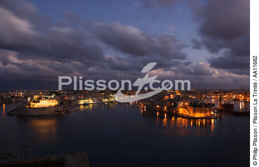 Sight of the ramparts of Valletta. - © Philip Plisson / Plisson La Trinité / AA11682 - Photo Galleries - Dusk