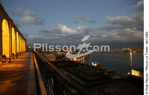 La Valette de nuit. - © Philip Plisson / Plisson La Trinité / AA11683 - Nos reportages photos - Les couleurs de Malte
