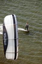 Kyte surfing. © Philip Plisson / Plisson La Trinité / AA11796 - Photo Galleries - Kitesurfing