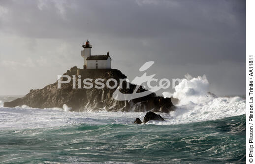 Le phare de Tevennec. - © Philip Plisson / Plisson La Trinité / AA11811 - Nos reportages photos - Rocher