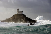 Le phare de Tevennec. © Philip Plisson / Plisson La Trinité / AA11811 - Nos reportages photos - Vague