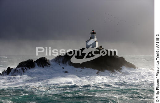 Le phare de Tevennec. - © Philip Plisson / Plisson La Trinité / AA11812 - Nos reportages photos - Rocher