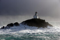 The lighthouse of Tevennec. © Philip Plisson / Plisson La Trinité / AA11812 - Photo Galleries - Grey sky