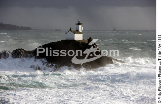 The lighthouse of Tevennec. - © Philip Plisson / Plisson La Trinité / AA11813 - Photo Galleries - Foaming