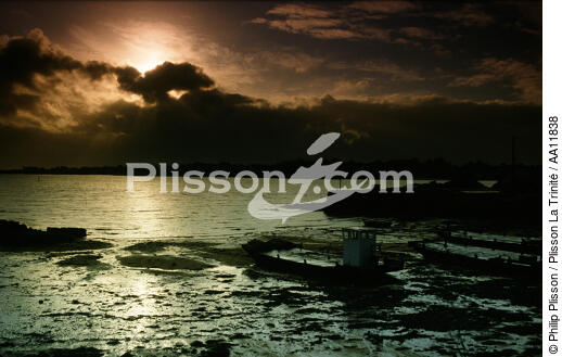 Lighter used by oyster farmers in the river of Crac'h. - © Philip Plisson / Plisson La Trinité / AA11838 - Photo Galleries - Dusk