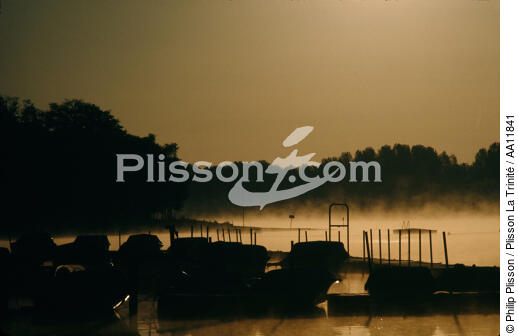 The pond of puits in Sologne. - © Philip Plisson / Plisson La Trinité / AA11841 - Photo Galleries - Ponton