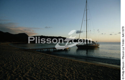 Mooring in the Arlet Cove. - © Philip Plisson / Plisson La Trinité / AA11879 - Photo Galleries - West indies [The]