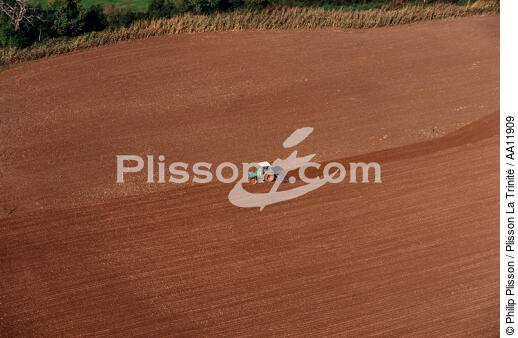Tracteur dans un champ en Bretagne. - © Philip Plisson / Plisson La Trinité / AA11909 - Nos reportages photos - Champ