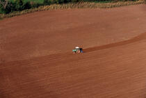 Tractor in a field of Brittany. © Philip Plisson / Plisson La Trinité / AA11909 - Photo Galleries - Tractor