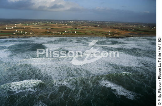 La Baie d' Audierne. - © Philip Plisson / Plisson La Trinité / AA11924 - Nos reportages photos - Train de vague