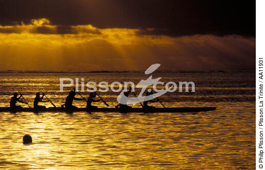 Pirogue à Tahiti. - © Philip Plisson / Plisson La Trinité / AA11931 - Nos reportages photos - Ile [Polynésie française]