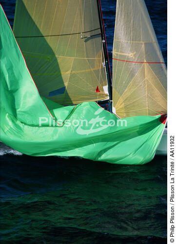 Lowering of the sails. - © Philip Plisson / Plisson La Trinité / AA11932 - Photo Galleries - Manoeuvre