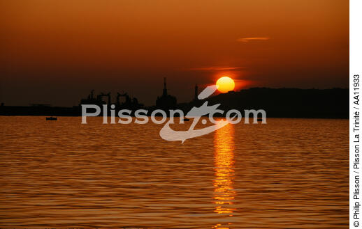 Coucher de soleil sur Brest. - © Philip Plisson / Plisson La Trinité / AA11933 - Nos reportages photos - Soleil