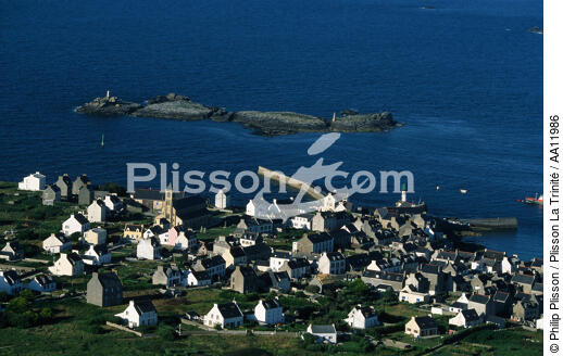 L' île de Sein. - © Philip Plisson / Plisson La Trinité / AA11986 - Nos reportages photos - Feu de port