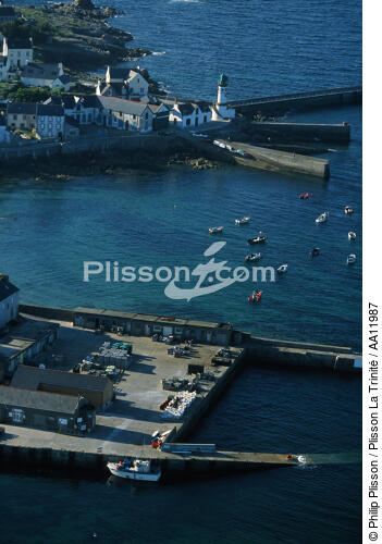 L' île de Sein. - © Philip Plisson / Plisson La Trinité / AA11987 - Nos reportages photos - Feu de port