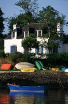 House at the edge of the river of Auray. © Philip Plisson / Plisson La Trinité / AA11990 - Photo Galleries - Auray [The River of]