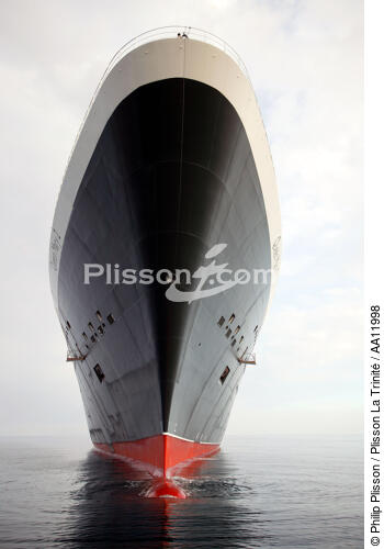 Stem of Queen Mary 2. - © Philip Plisson / Plisson La Trinité / AA11998 - Photo Galleries - Bow
