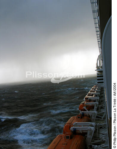 Le Queen Mary 2 dans la tempête. - © Philip Plisson / Plisson La Trinité / AA12004 - Nos reportages photos - Ciel gris