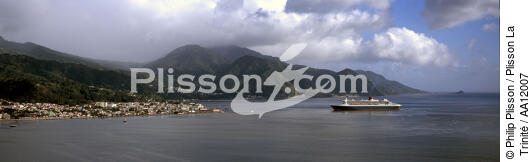 Arrivée du Queen Mary 2 à la Dominique. - © Philip Plisson / Plisson La Trinité / AA12007 - Nos reportages photos - Antilles [Les]