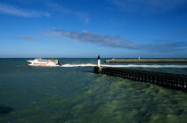 Ferry boat in front of the port of Calais. © Philip Plisson / Plisson La Trinité / AA12046 - Photo Galleries - Ferry boat