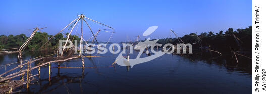 Square net fishing in Cochin. - © Philip Plisson / Plisson La Trinité / AA12062 - Photo Galleries - Inshore Fishing in Kerala, India
