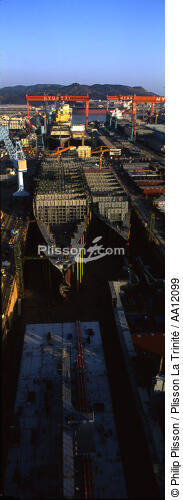 Chantier maritime Hyundai à Ulsan. - © Philip Plisson / Plisson La Trinité / AA12099 - Nos reportages photos - Chantier Hyundai, le plus grand chantier maritime du monde.