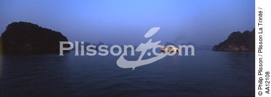 The Emeraude in Bay of Along. - © Philip Plisson / Plisson La Trinité / AA12108 - Photo Galleries - Steamer