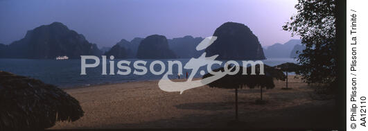 Plage dans la Baie d' Along au Vietnam. - © Philip Plisson / Plisson La Trinité / AA12110 - Nos reportages photos - Loisir