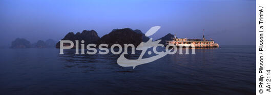 L' Emeraude dans la Baie d' Along au Vietnam. - © Philip Plisson / Plisson La Trinité / AA12114 - Nos reportages photos - Mer calme